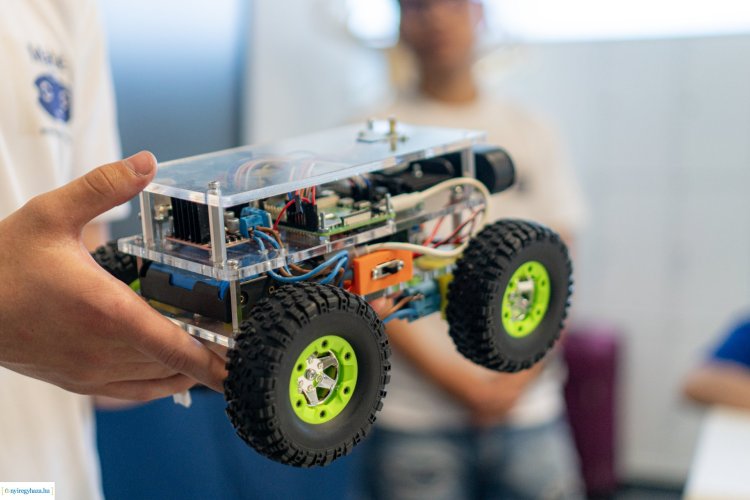 A digitális eszközök birodalmában – Robotokat építenek a Tudásközpont nyári táborban