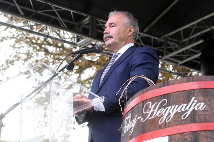 Agrárminiszter: Lépett a kormány a palackáremelés ellen, nem nőnek a magyar borászok terhei