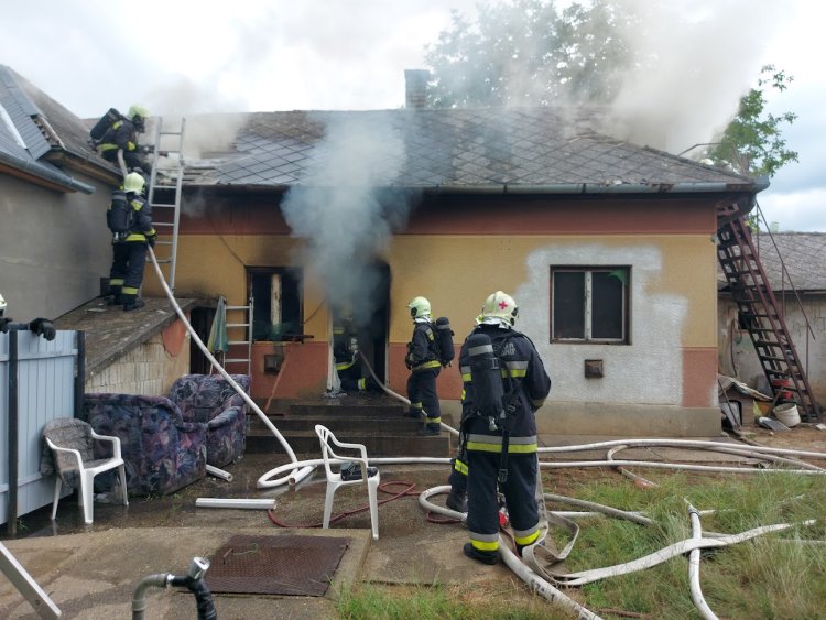 Tűz ütött ki egy családi házban Nyíregyházán