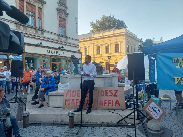 Tüntetést szervezett a DK