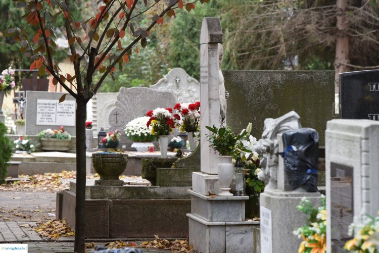 Vigyázzunk értékeinkre – Egyenruhások segítik a biztonságos megemlékezést a temetőben