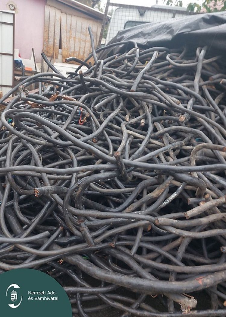 Egy tonnányi kábelt találtak a NAV munkatársai egy vasmegyeri portán!