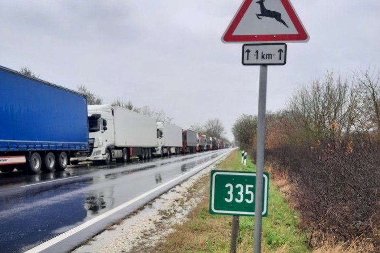 Friss a rendőrségtől: leterelik a a kamionokat a 4-es főútról