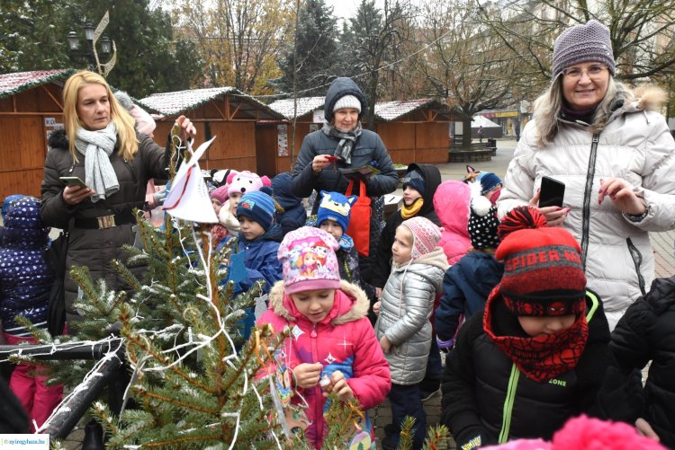 A Kis karácsony sétány fenyőfáit idén is óvodások díszítették