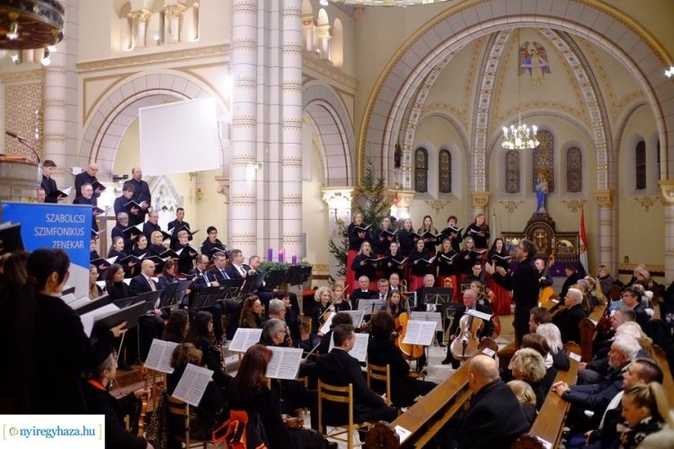 Mozart nélkül nincs karácsony – a Cantemus és a szimfonikusok koncertjére megtelt a székesegyház