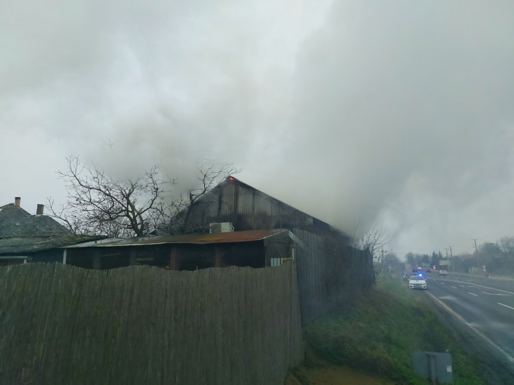 Korai reggeli tűzhöz riasztották a nyíregyházi tűzoltókat 