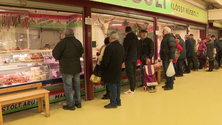 Karácsonyi bevásárlás – Sokan a Búza téri piacon keresik az alapanyagokat