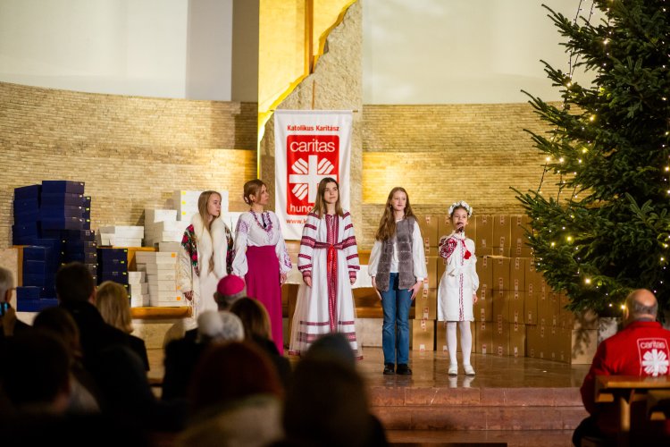 Közel száz menekült gyermek vett részt a Karitász-karácsonyon a Magyar Szentek Templomában 