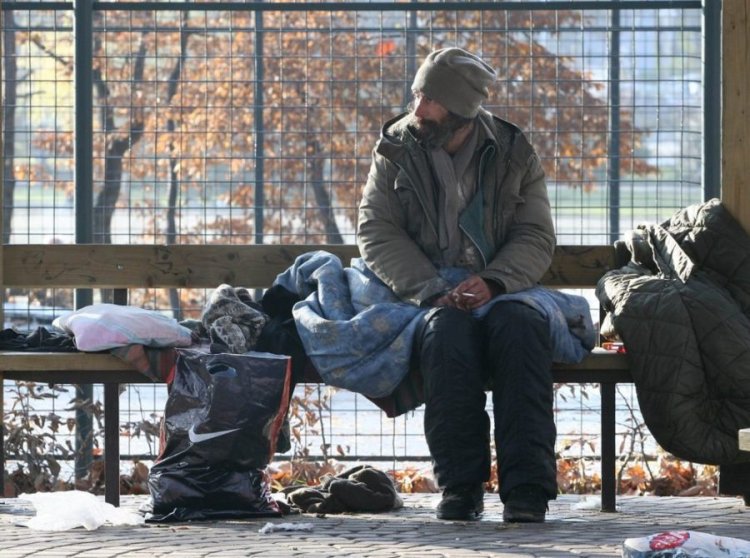 Valamennyi szociális intézmény számára kötelező a hajléktalan, vagy bajba jutott emberek befogadása