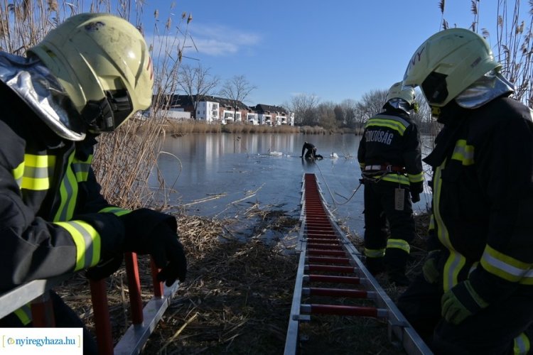 Jégről mentés - Nyíregyházi tűzoltók gyakorlatoztak kedd délelőtt