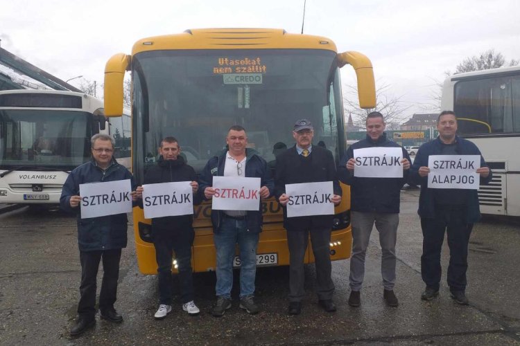 A Volánbusz-munkavállalók akár egy- vagy többhavi béremeléstől is eleshetnek a szakszervezetek időhúzása miatt
