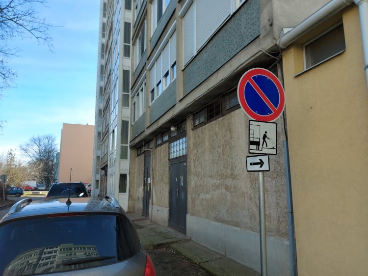 Sokba kerülhet ha nem figyelünk a táblára a Ferenc körút egy belső parkolójában 