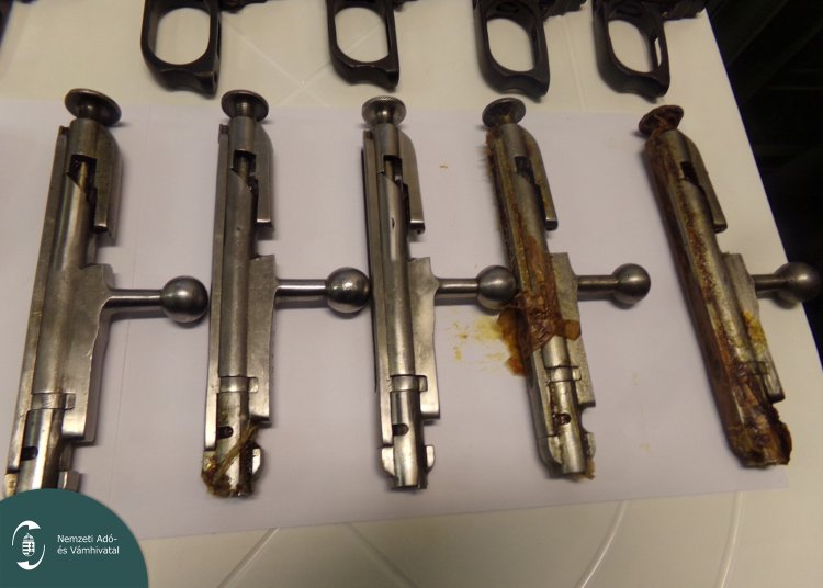 Fegyveralkatrészeket találtak az ukrán határon