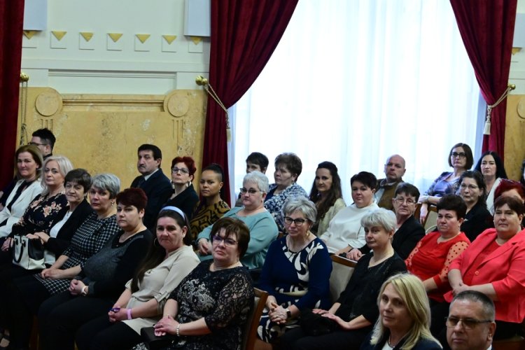 Kitüntetés – 25 ápoló kapott rangos elismerést a Magyar Ápolók Napján