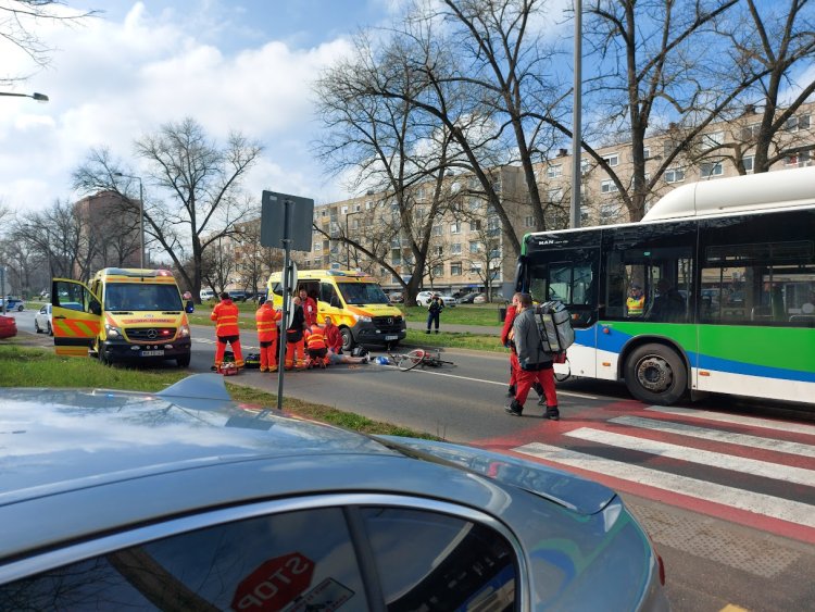 Busszal ütközött egy biciklis a Korányin, nem tudták megmenteni az életét