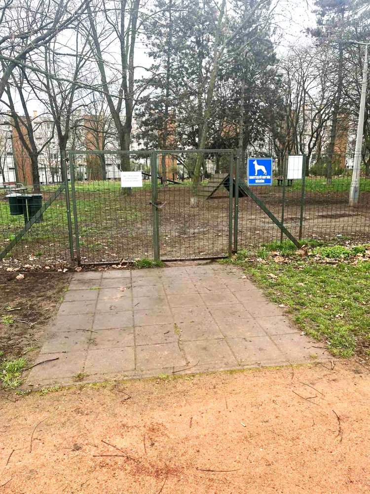 Lezárták a kutyafuttatót a Robinson-dombon
