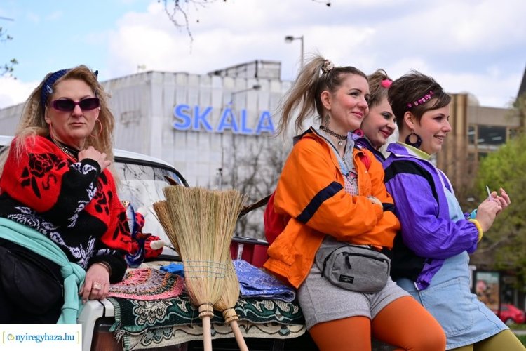 „Csíkos táska, tele bagázsnyik”