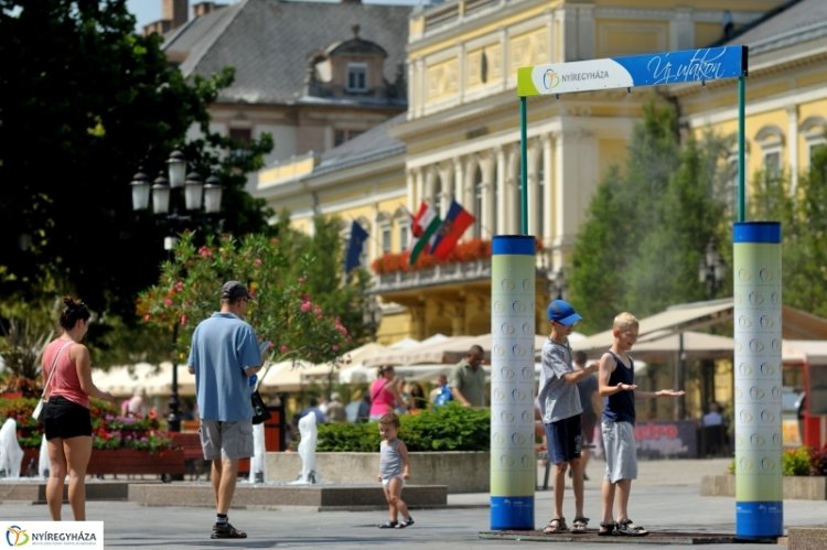 Kánikula – Párakapuk hűsítik a belvárosban sétálókat