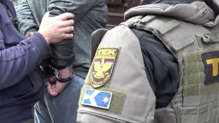 Símaszkban, késsel fenyegetve rabolta ki az idős házaspárt
