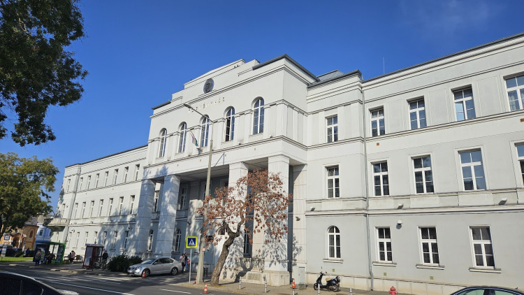 Bosszúból gázolni akart – A feleségét akarta elütni
