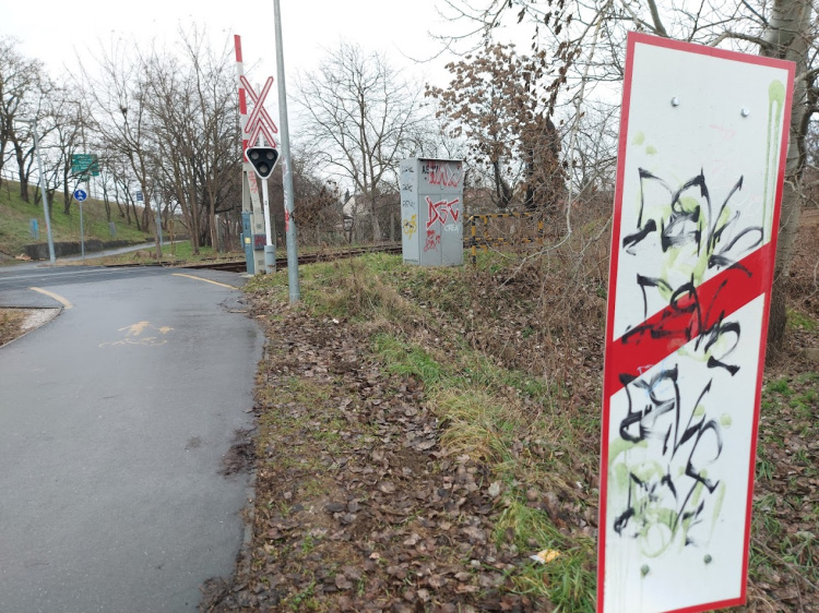 Összevissza firkálják a táblákat, sorompókat, kapcsolószekrényeket