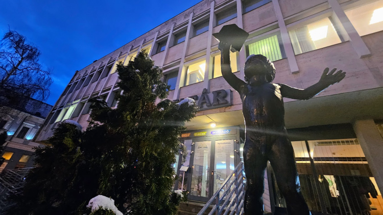 Amióta akrilfestészettel foglalkozik, úgy érzi, övé lett a végtelen