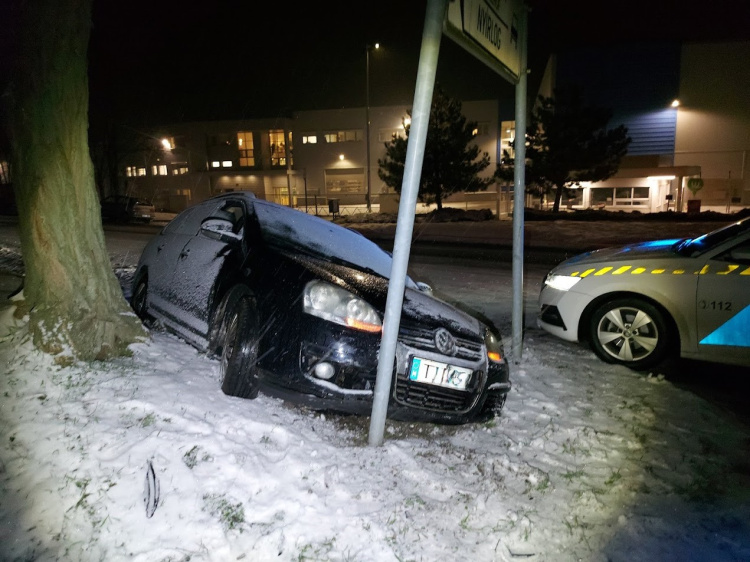 Árokba csúszott a jeges úton - Hárman ültek benne
