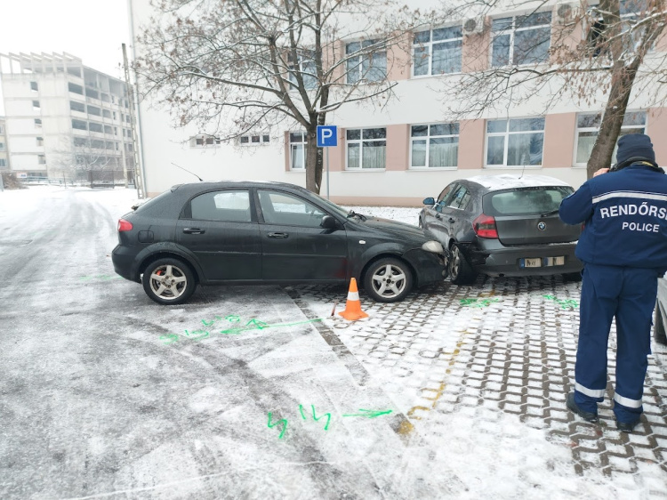 Annyira csúszott az út, hogy három autó is összetört