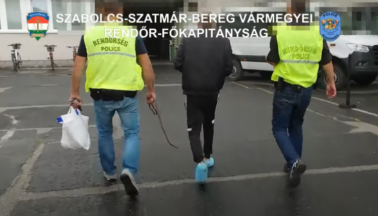 Vezetőszáron kísérték Nyíregyházán a férfit, aki kétezer forintért és egy telefonért gyilkolt