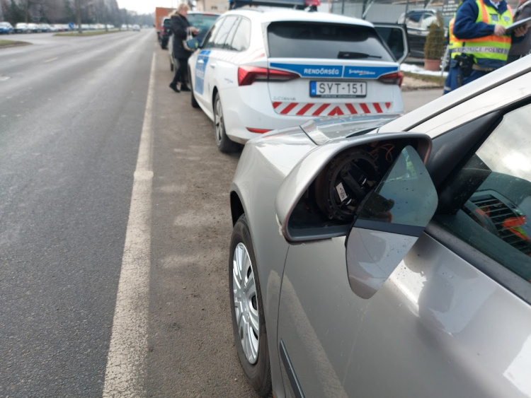 Eltört a visszapillantó, hagytak egy cetlit ki tette