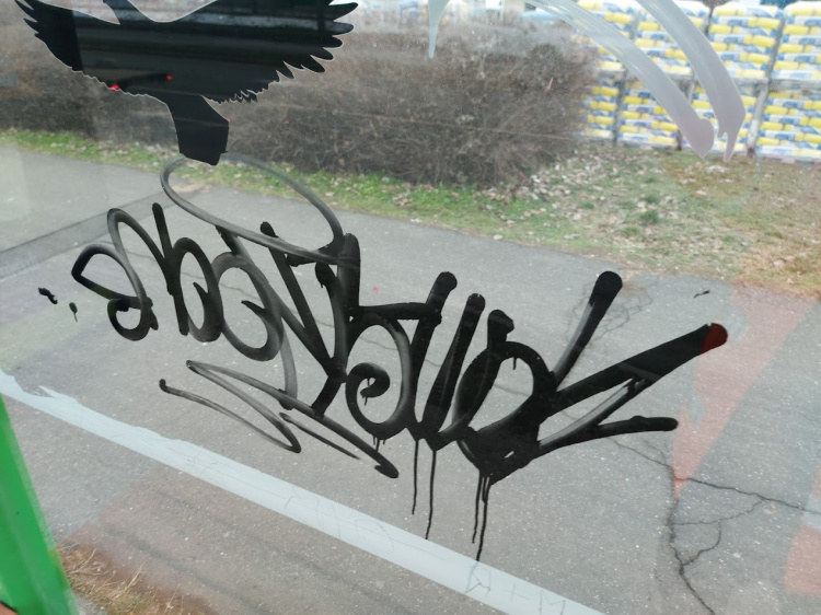 Ahol buszmegállót látott összefirkálta                                                  