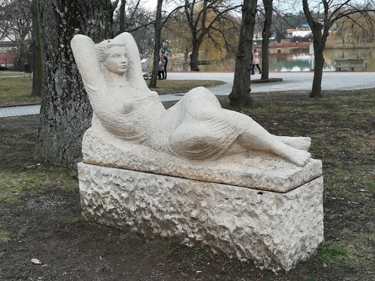 Egy kőbe faragott nő a tóparton - Sóstógyógyfürdő női szobrai 4.