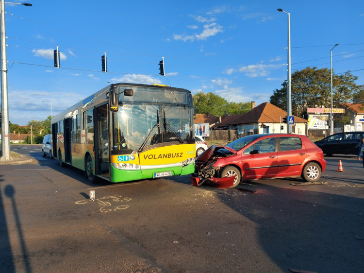 Nyitni készült az üzletházat, de összütközött a busszal...