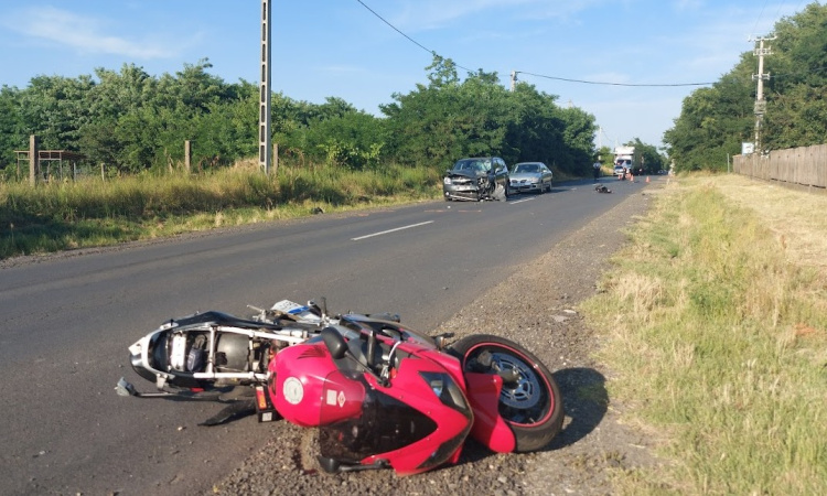 Életveszélyes sérülésekkel szállították a motorost kórházba