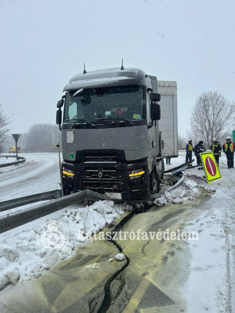 Két kamion is elakadt a 4-es főúton a nagy havazásban