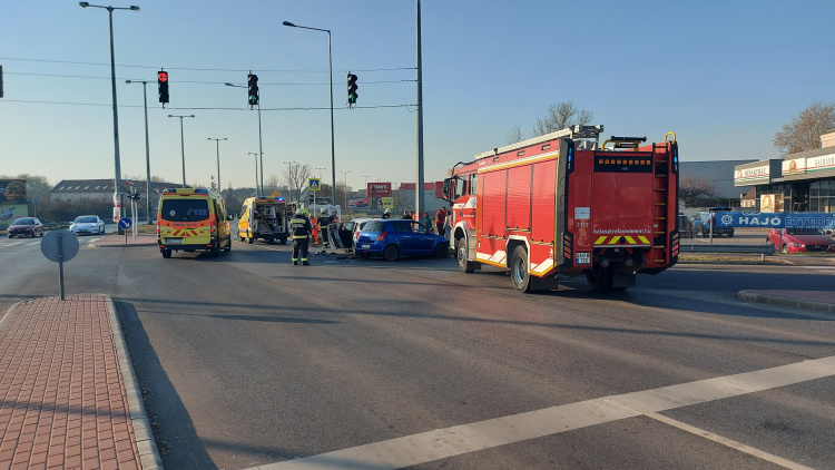 Összeütközött két autó a Belső körúton – terelik a forgalmat