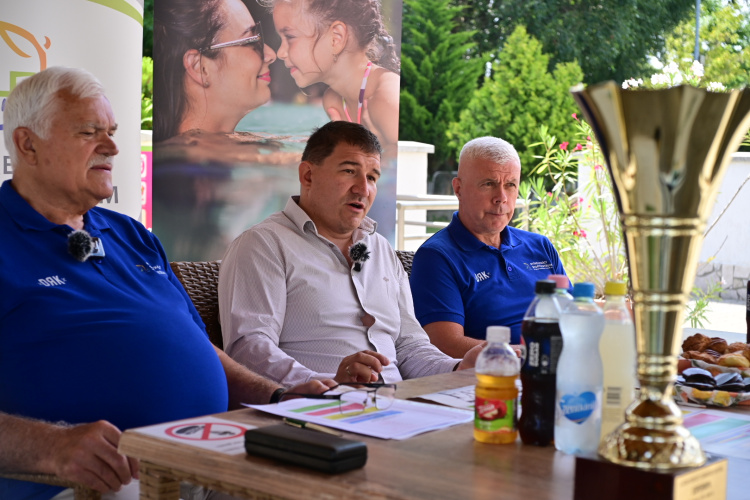 Futball-labda a levegőben – Foci a sóstói forró homokon