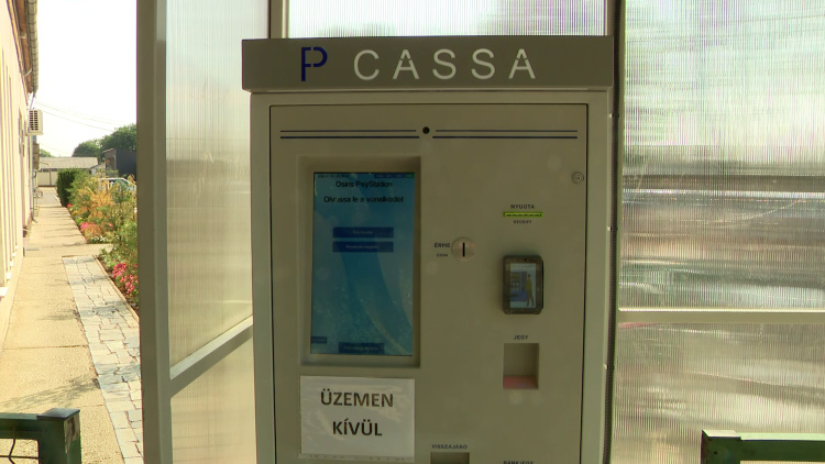 Megszűnhetnek a sorok az Északi temetőnél – új parkolóautomaták és rendszámfelismerő rendszer gyorsítja a bejutást