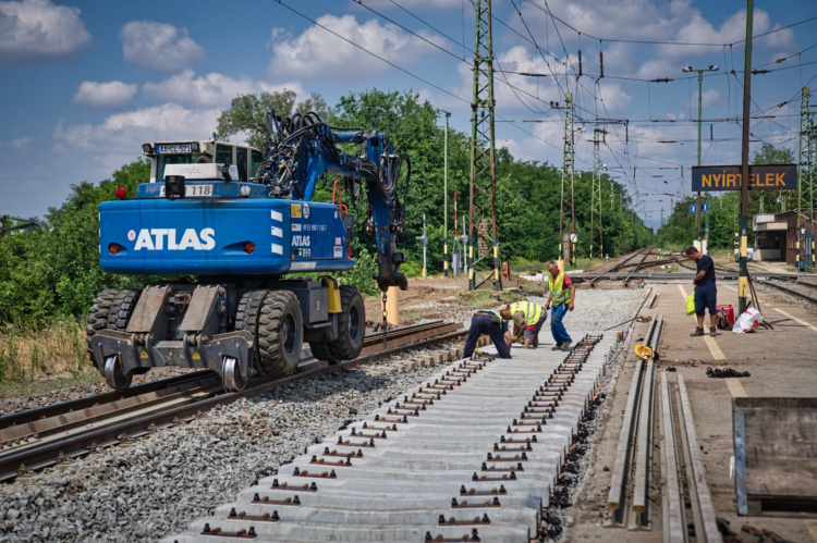 Megszűnhetnek a sebességkorlátozások a Nyíregyházát érintő vasútvonalon – Gőzerővel halad a 100-as fővonal felújítása