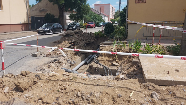 Távhővezeték-hiba miatt forgalomkorlátozás a Népkert utcában