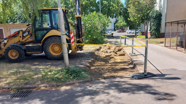 Új lehajtó készül a Toldi utcai garázssornál