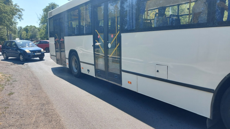 Busszal ütközött egy autó a Kemecsei úton