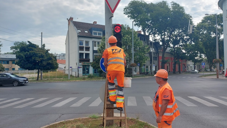 Karbantartják a jelzőlámpákat – Biztonságosabb közlekedésért dolgoznak Nyíregyházán
