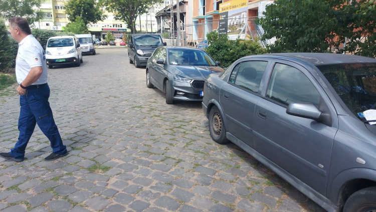 Továbbra is ellenőrzik a szabálytalan parkolókat a Búza téren