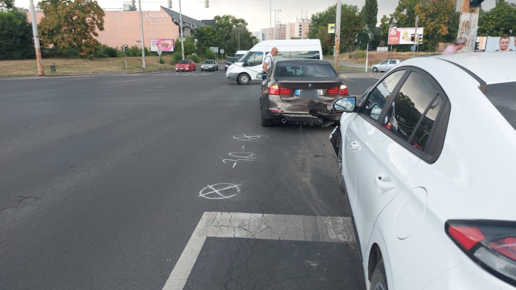 Újabb baleset bénította a forgalmat a 4-es főúton