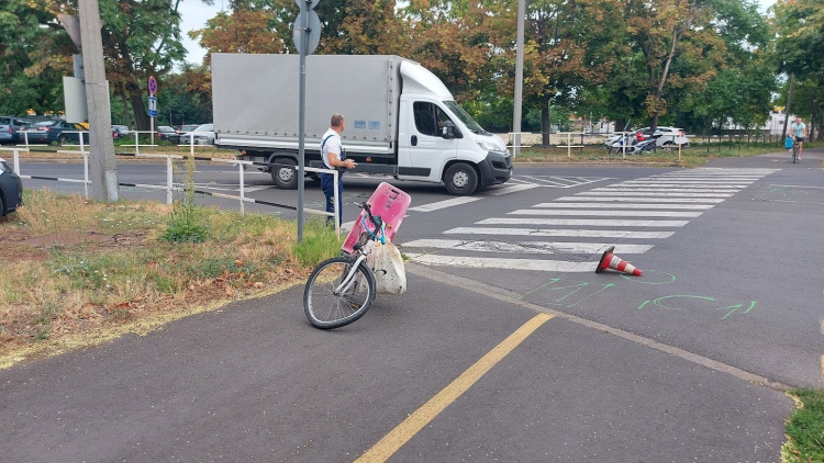 Gyermekével közlekedő kerékpárost sodort el egy autó 