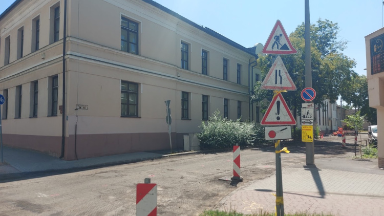 Közműfedlapokat cserélnek a Kürt utcában – Lezárták a parkolót