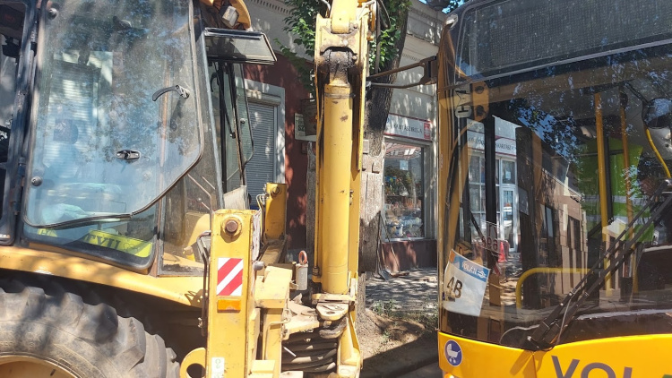 Autóbusz és munkagép ütközött a Rákóczi utcában