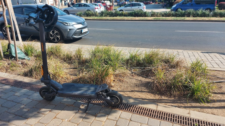 Rolleres és személyautó ütközött az Országzászló téren