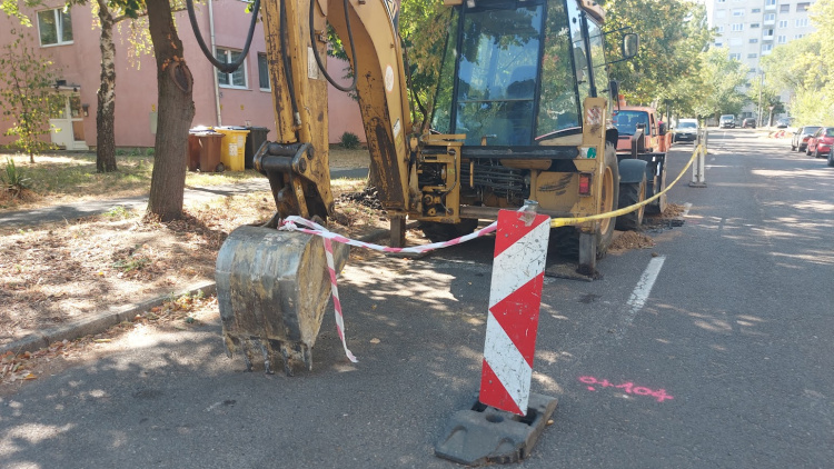 Rossz helyen parkoló autók akadályozzák a munkát a Schmidt Mihály utcában